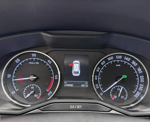 Skoda Superb cena 59900 przebieg: 230000, rok produkcji 2019 z Gliwice małe 742